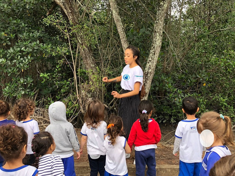 Sotalia guianensis crianças educação ambiental conservação de espécies Brasil