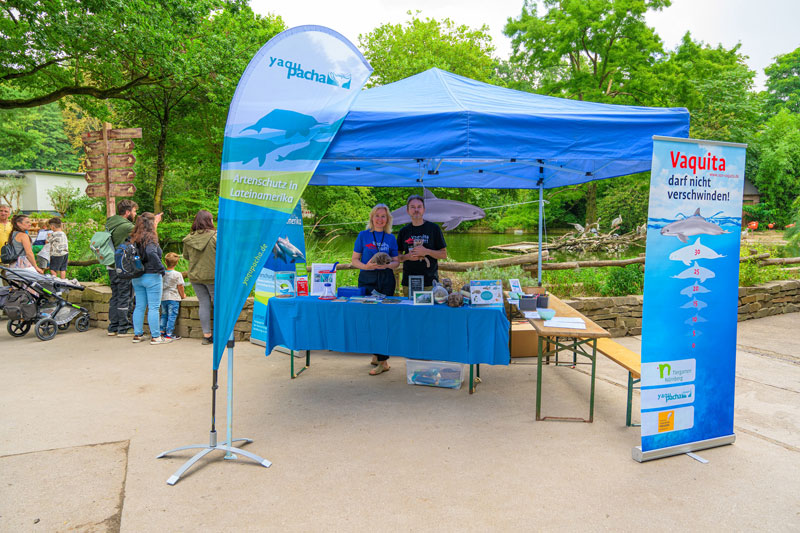 estande de informações da yaqu pacha no zoológico de duisburg